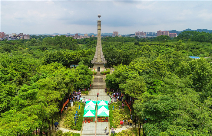 1687858562124744.jpg 邝健华摄影作品——《绿树成荫的公园》_副本_副本.jpg